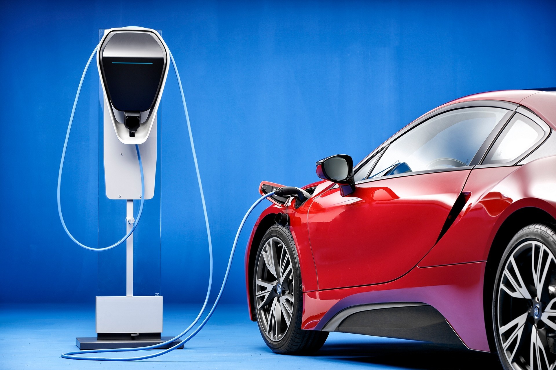 Электрическое будущее: Обзор электромобилей